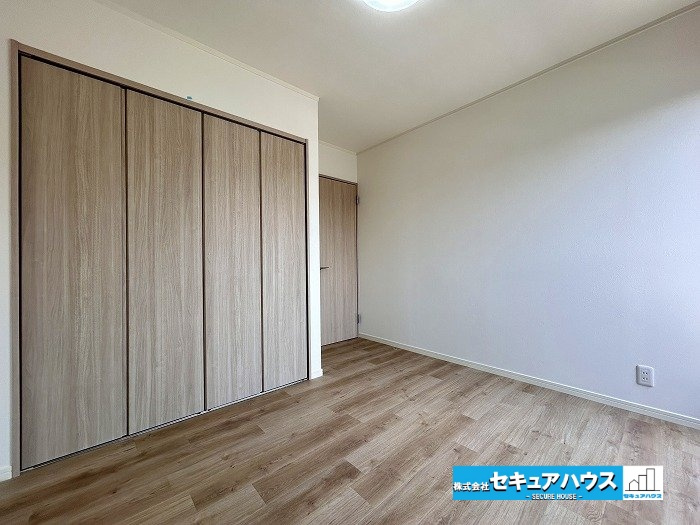 名古屋市緑区大形山の中古一戸建の洋室|【洋室5.2帖】
◆家族一人ひとりの大切なプライベート空間。趣味に合わせて使って頂けるようシンプルに仕上げてあります。暮らし心地を大きく左右する収納を、適材適所に配置し使い勝手を考慮しました。　　　
