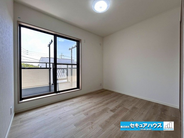 名古屋市緑区大形山の中古一戸建の洋室|【洋室5.2帖　別角度】
◆2階真ん中のお部屋です。
◆2階全室からバルコニーに出られる設計です♪　　　　　　　　　　　　　　　　　　　　　　　　　　　　　　　　　　　　　　　　　　　　　　　　　　　