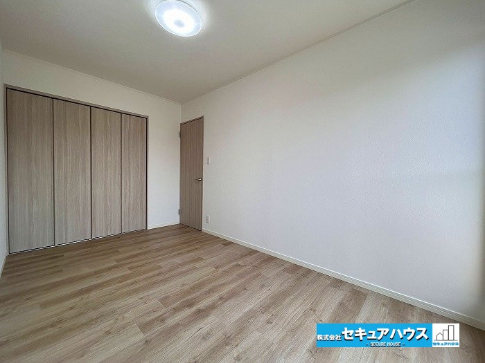 名古屋市緑区大形山の中古一戸建の洋室|【洋室5.9帖】
◆南西側のお部屋です。
◆全居室収納付きのため各居室ごとにお洋服や荷物をしまうことができます。　　　　　　　　　　　　　　　　　　　　　　　　　　　　　　　　　　　　　　　　　　　　
