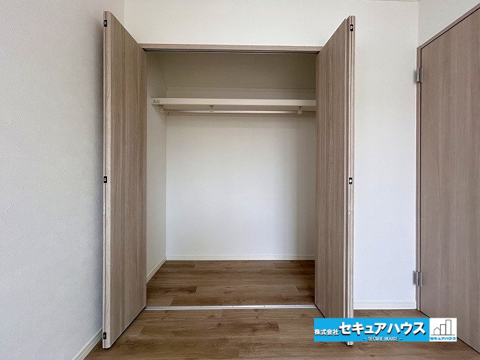 名古屋市緑区大形山の中古一戸建の収納|【洋室5.9帖の収納】
◆全室扉付きのため見えない収納が可能でハンガーパイプと棚が設置されているクローゼットです。上棚部分には収納ボックスを使えば効率良く荷物をしまうことができます。　　　　　　　　　