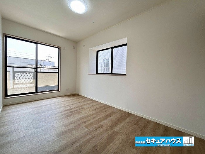 名古屋市緑区大形山の中古一戸建の洋室|【洋室5.9帖　別角度】
◆2つの窓に面しているため、通風・陽当たり共に良好です♪　　　　　　　　　　　　　　　　　　　　　　　　　　　　　　　　　　　　　　　　　　　　　　　　　　　　　　　　　　
