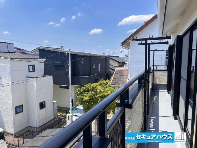 名古屋市緑区大形山の中古一戸建のバルコニー|【バルコニー】
◆見晴らしもよく、太陽の温かな温もりをめいっぱい受け止めてくれます。
◆南向きで洗濯物も良く乾きます♪
◆ワイドバルコニーのため広くスペースを利用できるのも魅力です。　　　　　　　　　