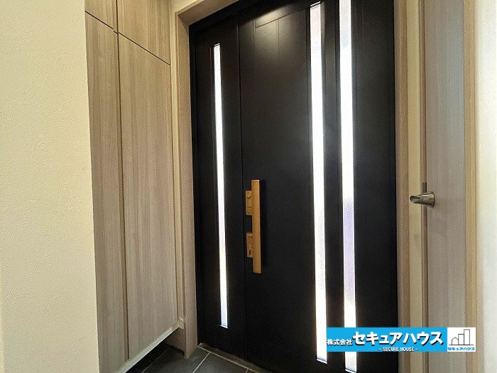 名古屋市緑区大形山の中古一戸建の玄関|【玄関】
◆採光・通風にも配慮された設計で毎日明るい空間をキープします♪
◆収納力の高いシューズボックス付きです。玄関周りがスッキリと片付きます。
◆ダブルロックキーで防犯面も安心です。       