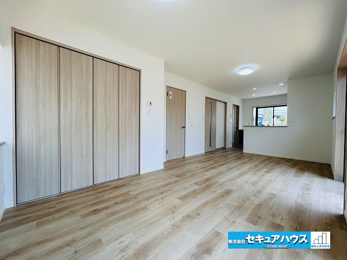 名古屋市緑区大形山の中古一戸建の居間・リビング|【LDK15帖】
◆広々とした南向きリビング。3面採光により日当たり・通風共に良好です♪
◆収納クローゼット付きのため掃除用具や日用品もすっきりと片付きます。　　　　　　　　　　　　　　　　　　　　　