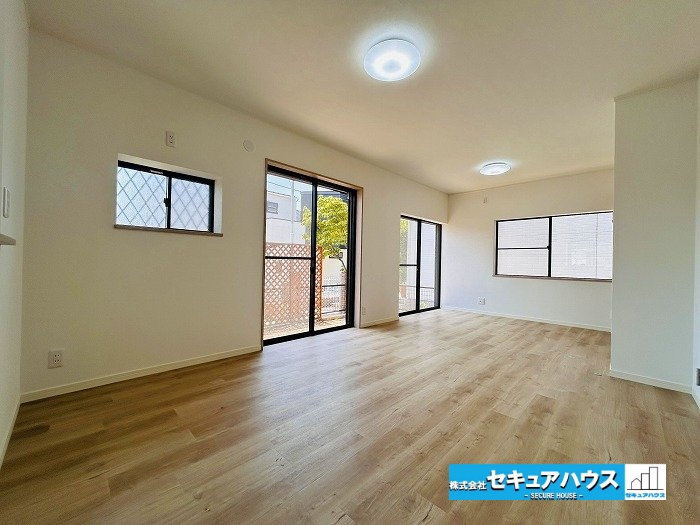 名古屋市緑区大形山の中古一戸建の居間・リビング|【LDK15帖　別角度】
◆窓の多い設計です。自然光の中家族で団らんの時間を過ごすことが出来ます。
◆長方形の形をしたLDKのため家具の配置もしやすいです。　　　　　　　　　　　　　　　　　　　　　　