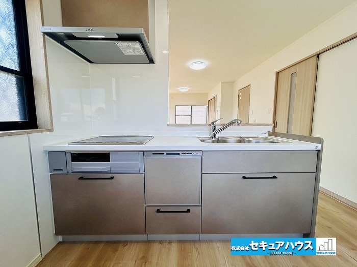 名古屋市緑区大形山の中古一戸建のキッチン|【キッチン】
◆収納豊富なシステムキッチン。スマートレンジフードはお掃除が楽になり、見た目もスタイリッシュなデザインです。
◆洗い物の時短に繋がる食洗機付きです。　　　　　　　　　　　　　　　　　　　