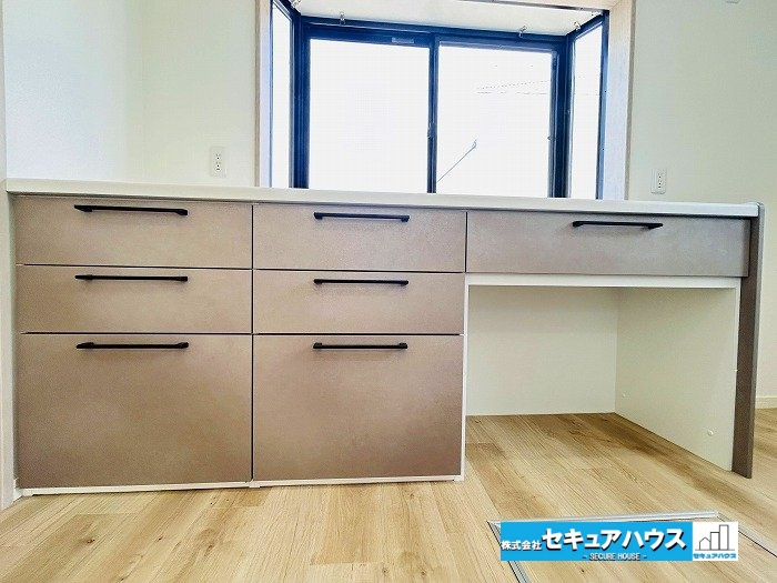 名古屋市緑区大形山の中古一戸建のキッチン|【カップボード】
◆収納豊富なカップボード付き♪食器類はもちろん電子レンジやオーブン、炊飯器やコーヒーメーカーを置くスペースが充分に確保できます。ゴミ箱もすっきりと収まるカップボードです♪　　　　　　