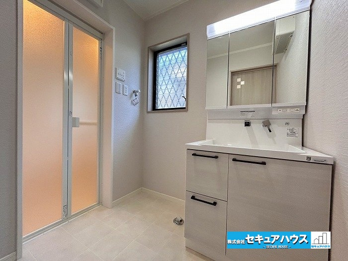 名古屋市緑区大形山の中古一戸建の洗面所|【独立洗面台】
◆鏡の裏にはたっぷりと収納スペースを標準装備！
◆電源を付属しているのでドライヤーなど利用できます。
◆洗面台下にも収納スペースがあるため、洗剤やシャンプーのストックを入れられます。　