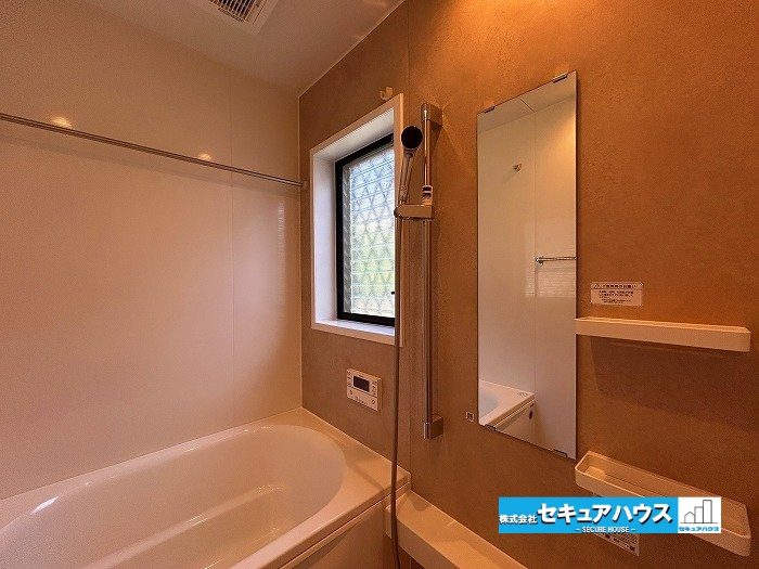 名古屋市緑区大形山の中古一戸建の浴室|【浴室】
◆アクセントパネルで落ち着きのある雰囲気を演出します。毎日の疲れを癒やすバスタイムをお楽しみ下さい！
◆窓付きで、カビの繁殖を抑える効果があります。
◆追い炊き機能を備えたオートバスです。　