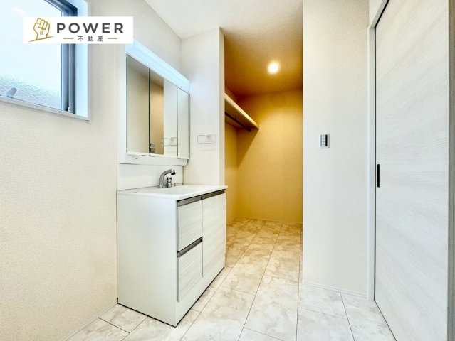 リーブルガーデン　西尾第82米津町の独立洗面台|ゆとりある上等な洗面空間。日々の身支度を、心地よく上品に整えていただける設計となっています。									
									