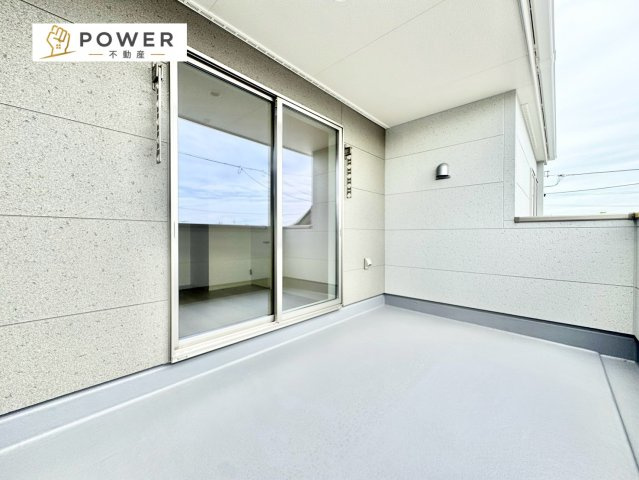 リーブルガーデン　西尾第82米津町のバルコニー|家族の洗濯物もまとめて干せる、広さと使いやすさを兼ね備えたバルコニー。家事効率もぐっと高まります。									
									