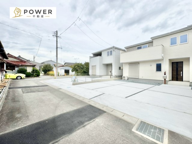 リーブルガーデン　西尾第82米津町の前面道路含む現地写真|十分な幅が確保されており、車の出し入れもスムーズ。お子様の送り迎えなど、日常の動作も快適に行えます。									
									