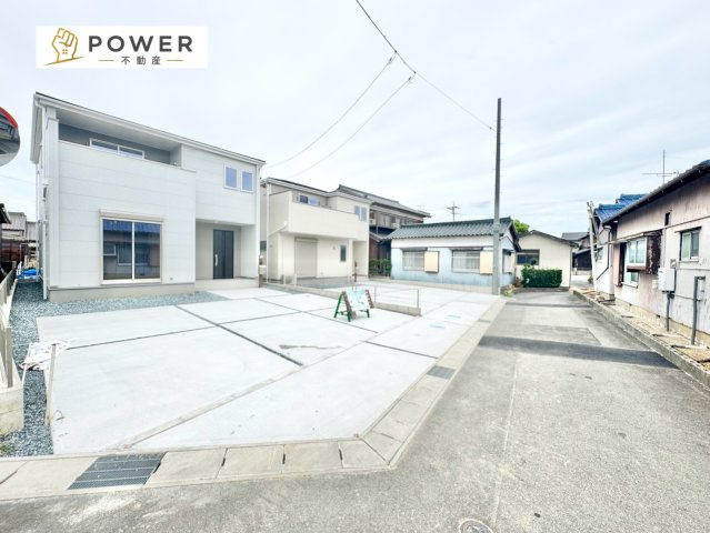リーブルガーデン　西尾第82米津町の前面道路含む現地写真|十分な幅が確保されており、車の出し入れもスムーズ。お子様の送り迎えなど、日常の動作も快適に行えます。									
									
