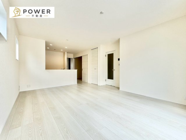 リーブルガーデン　西尾第82米津町の居間・リビング|家族が自然と集まる広々としたリビング。お子様の成長を見守りながら過ごせます。									
									