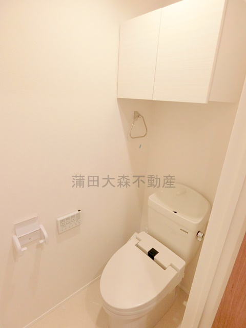 ウェルスクエア下丸子SOUTHのトイレ|棚収納と温水洗浄便座付きのトイレ
