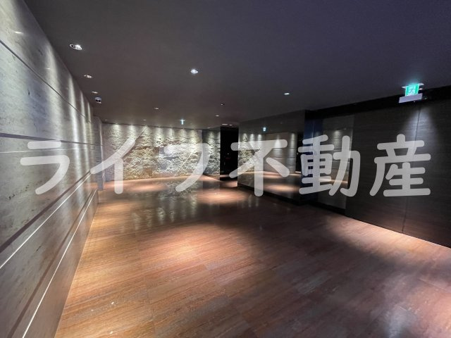 サムティ大阪GRAND EAST　仲介手数料無料のエントランス|落ち着いたエントランスです