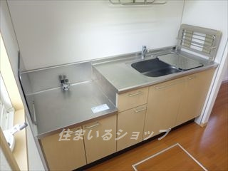 ウッド　ヴィラージュ　B棟のキッチン|床下収納・窓あり