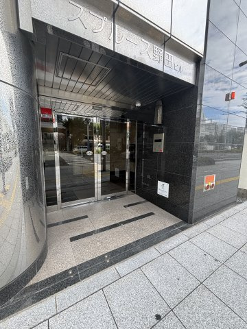 スプルース野田ビルのエントランス
