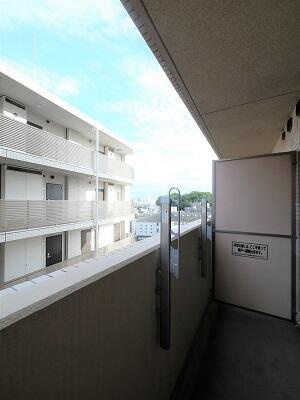プレミアムキューブＧ西大井のバルコニー|暖かな日差しのふりそそぐバルコニー