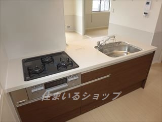 アンルミエール　Ａ棟のキッチン|３口ガスコンロ・グリル付き、通風良好