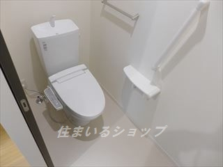 アンルミエール　Ａ棟のトイレ|シャワートイレ・手すりあり。