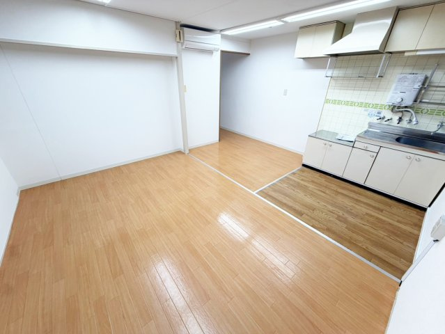 エンシン北大阪ビルの洋室