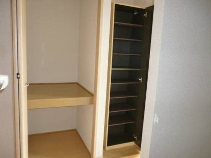 ヴィヴレ北金田の収納|103 ｼｭｰｽﾞBOX･横収納