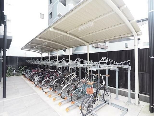 クレヴィアリグゼ日暮里の駐車場