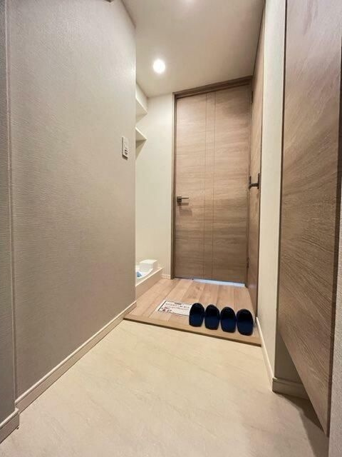 クレヴィアリグゼ日暮里の玄関