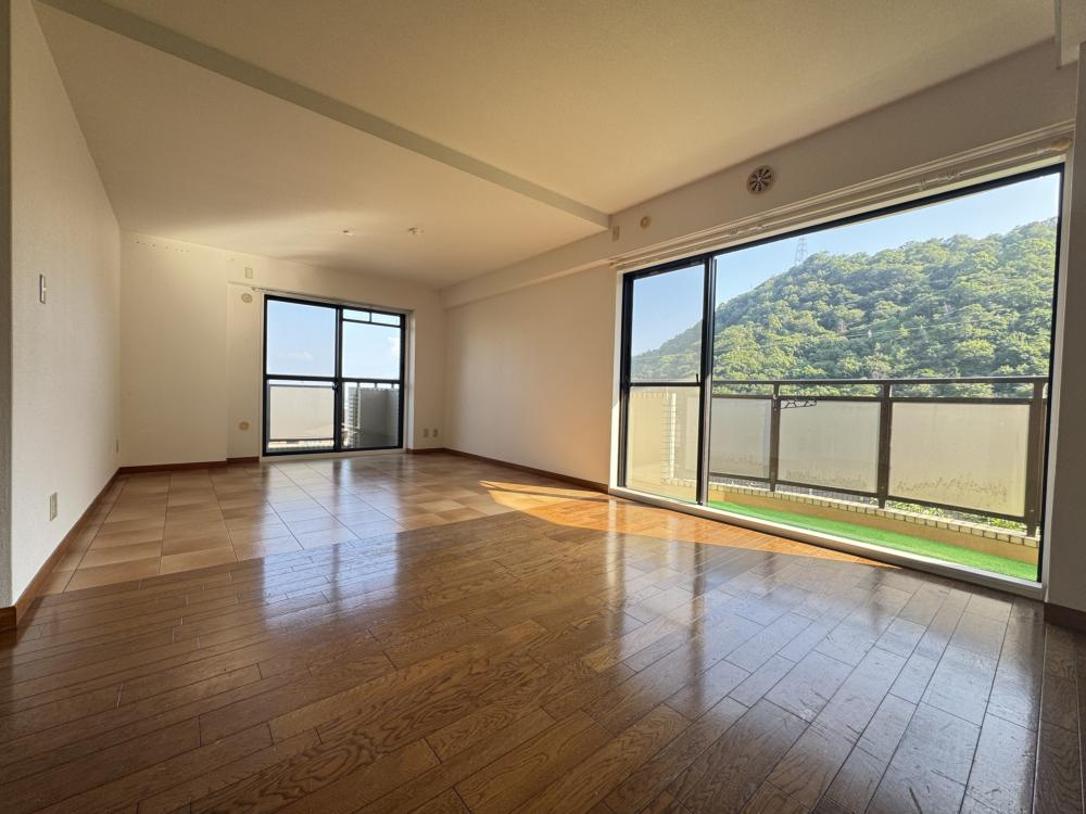 芦屋市奥山の賃貸マンションの居間・リビング