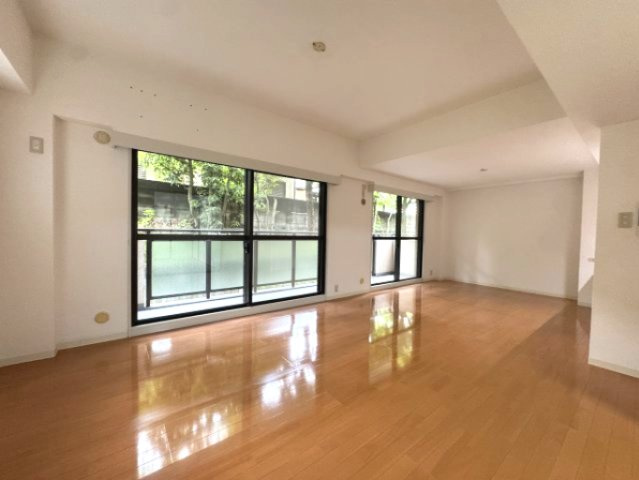 西宮市北名次町の賃貸マンションの居間・リビング