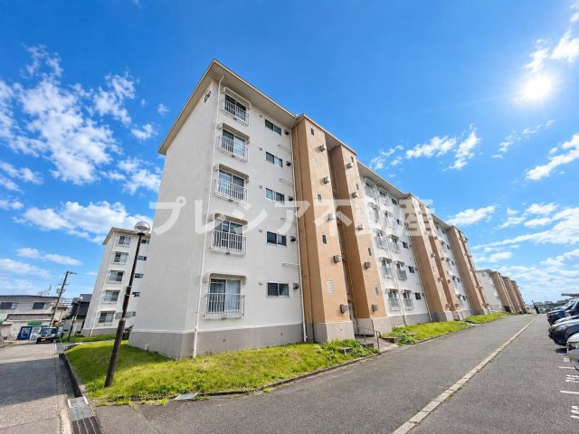 青山台住宅60号棟の外観