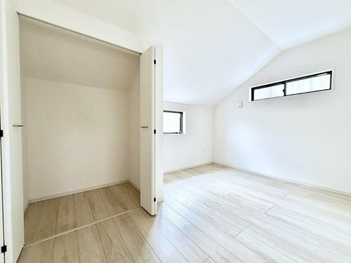 【KIS】小平市小川町13期の洋室|ウォークインクローゼットがあるお部屋。季節ごとの入れ替えも不要で便利です。