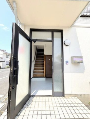 湖南市三雲の店舗事務所の玄関
