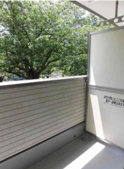 稲城市東長沼のアパートのバルコニー