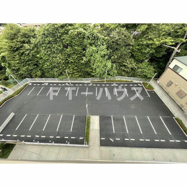 エストレヤの駐車場