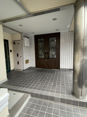 マンション辻田のエントランス