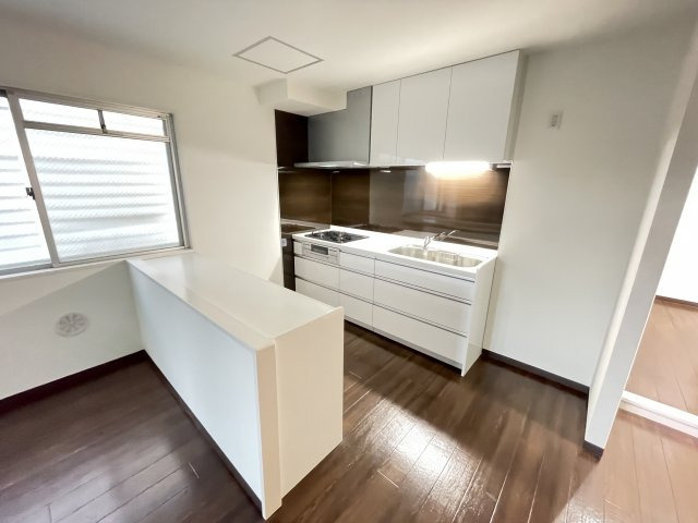 マンション辻田の和室|3口コンロ、システムキッチン＆カウンターテーブル