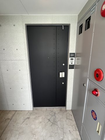 港区麻布十番２丁目の賃貸マンションの玄関