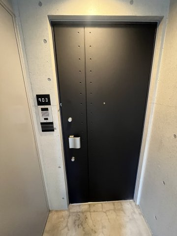 港区麻布十番２丁目の賃貸マンションの玄関