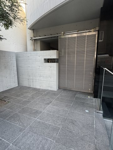 港区麻布十番２丁目の賃貸マンションのエントランス