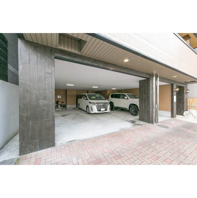 ドミール江戸堀の駐車場