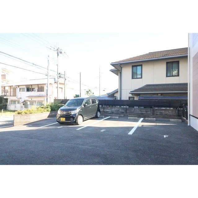 プレミール新稲の駐車場