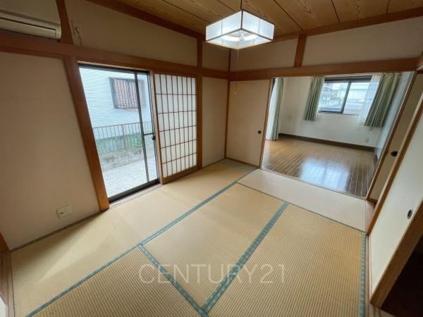 高崎市飯塚町中古一戸建ての和室|和室は続き間で開放感があります。
引き戸で仕切れますので状況に合わせた使い方ができます。