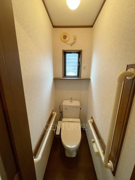高崎市飯塚町中古一戸建てのトイレ|１階トレイです。
温水シャワー洗浄機能付きです。
手摺り付きです。