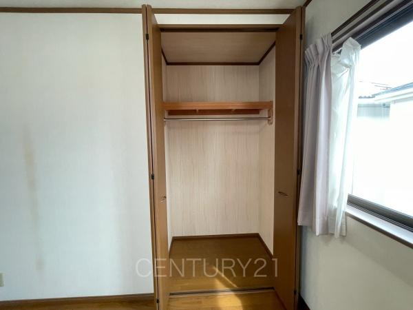 高崎市飯塚町中古一戸建ての収納|ハンガーパイプ付きクローゼットです。