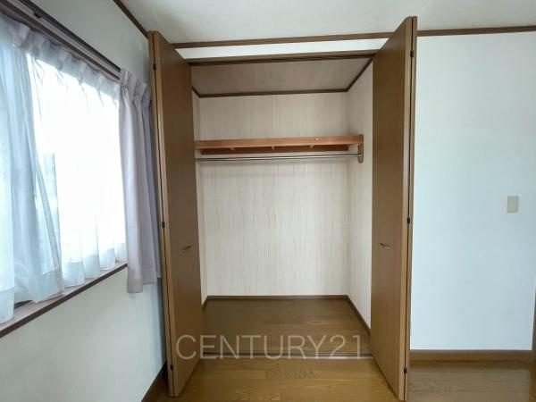高崎市飯塚町中古一戸建ての収納|ハンガーパイプ付きクローゼットです。