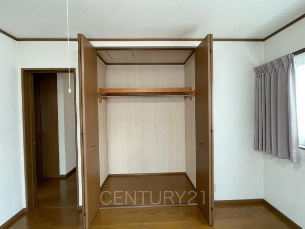 高崎市飯塚町中古一戸建ての収納|ハンガーパイプ付きクローゼットです。