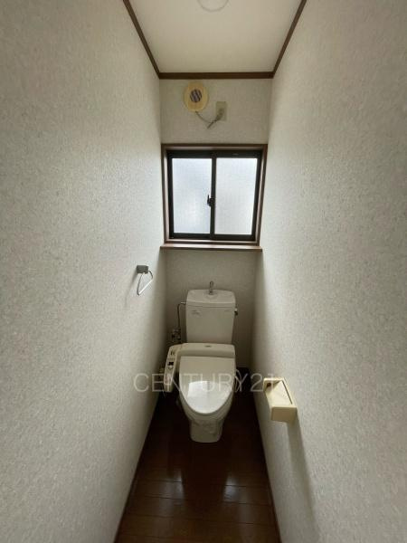 高崎市飯塚町中古一戸建てのトイレ|２階トイレです。
温水シャワー洗浄機能付きです。