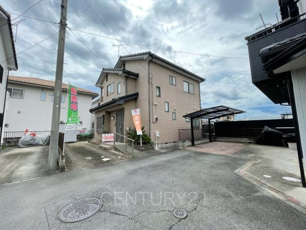 高崎市飯塚町中古一戸建ての前面道路含む現地写真|通行者から目線が合いづらい立地条件です。